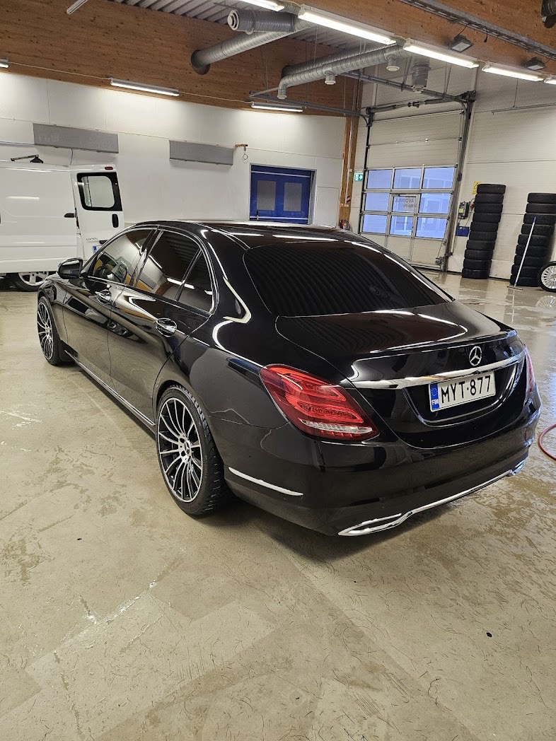 Mercedes C-sarja takaa pesun jälkeen