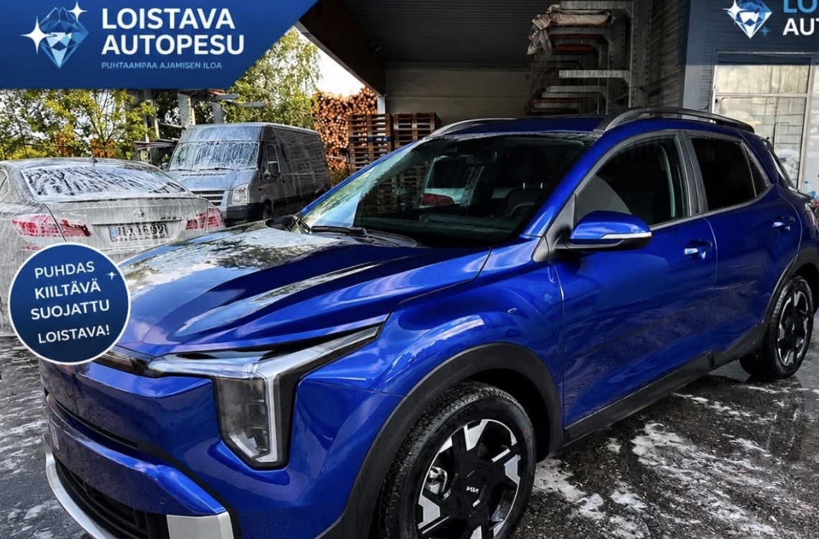 Puhdas ja kiiltävä sininen auto Loistava Autojen Käsinpesun pesuhallissa Lohjalla